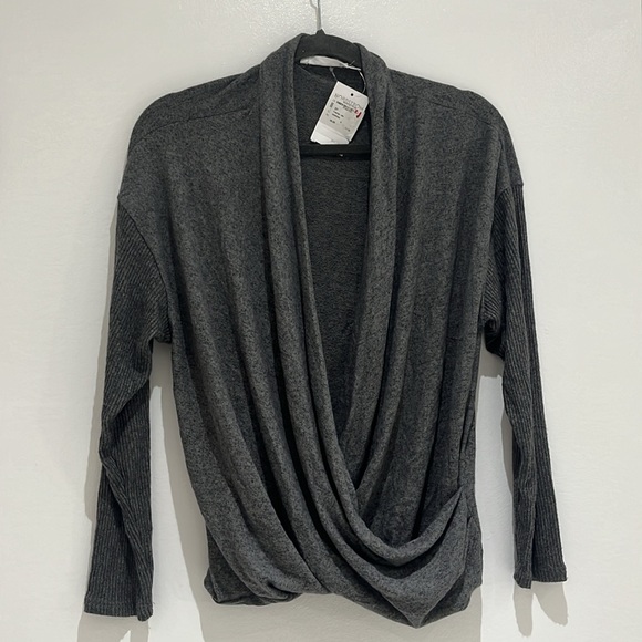 NWT All in Favor Charcoal Gray Surplice Faux Wrap Top Size M - Picture 2 of 5